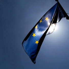 La bandera de la Unión Europea frente a la sede de la Comisión Europea. / Reuters