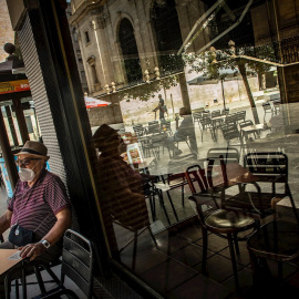 13/07/2020.- Una persona en una terraza del centro de Lleida . / EFE - Enric Fontcuberta