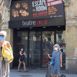27/07/2020.- Aspecto de un teatro cerrado este lunes en Barcelona mientras la Generalitat sigue de cerca la evolución de los contagios de coronavirus en Cataluña y, muy especialmente, en Barcelona y su área metropolitana, donde se concentran el 90 % de