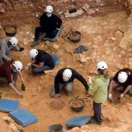 Unos arqueólogos trabajan en el yacimiento de la Gran Dolina, en Atapuerca. / EFE