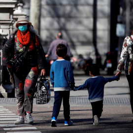 Un par de niños cruzan una calle, en Madrid. EFE/ Juan Carlos Hidalgo/Archivo