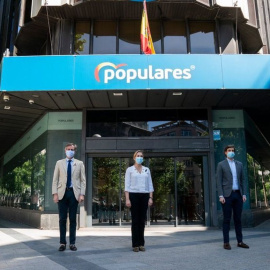Los vicesecretarios del PP Antonio González Terol, Ana Beltrán y Pablo Montesinos guardan un minuto de silencio delante de la sede nacional del Partido Popular en la calle Génova. En Madrid, a 27 de mayo de 2020. E.P.