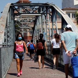 Las autoridades sanitarias buscan los focos del rebrote de coronavirus en L'Hospitalet. / EFE