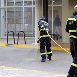 20/03/2020.- La Unidad Militar de Emergencias (UME) está procediendo a la desinfección de varias residencias de mayores. / EFE
