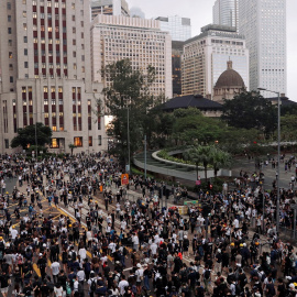 Manifestantes marchan durante una manifestación contra un proyecto de ley de extradición en Hong Kong. Reuters