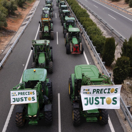 Cerca de un millar de tractores han cortado las carreteras A-92 y A-45 en su paso por Antequera para protestar por los bajos precios de origen./ Jorge Zapata (EFE)
