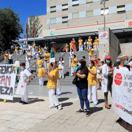 29/06/2020.- Trabajadoras de la limpieza del Hospital Gregorio Marañon durante una concentración a las puertas del centro hospitalario con motivo de la huelga de 48 horas que incian este lunes en protesta por la privatización del servicio. EFE/Fernando