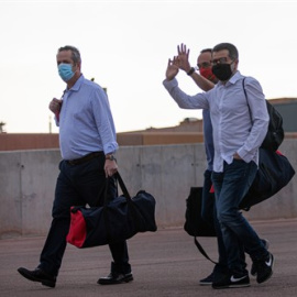 El exconseller de Interior Joaquim Forn (izquierda); El exconseller de Territorio Josep Rull; y el expresidente de la ANC Jordi Sànchez (derecha) salen a las 8.10 de la mañana de este viernes 17 de julio de la prisión de Lledoners, en Sant Joan de Vila