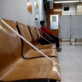 Vista de la sala de espera del centro de salud de General Ricardos, en Madrid. EFE/ Mariscal