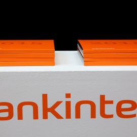 El logo de Bankinter, con los libros de la memoria anual, en una de las juntas de accionistas de la entidad. REUTERS/Andrea Comas