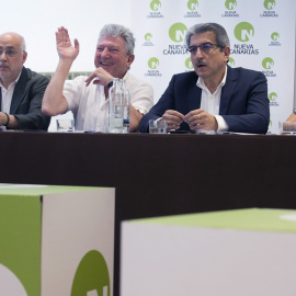 El presidente de Nueva Canarias (NC), Román Rodríguez (2-d), junto a Antonio Morales, Pedro Quevedo y Carmen Hernández (i-d), durante la rueda de prensa tras la Ejecutiva Nacional de la formación nacionalista. EFE/Quique Curbelo