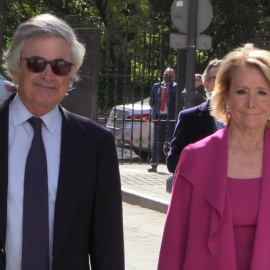 Esperanza Aguirre y su marido reciben el alta hospitalaria