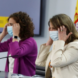 La vicepresidenta y ministra de Transición Ecológica y el Reto Demográfico, Teresa Ribera, ,junto con la ministra de Hacienda, María Jesús Montero. - EFE