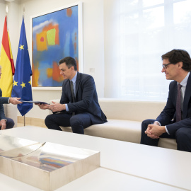 El director del Centro de Coordinación de Alertas y Emergencias Sanitarias, Fernando Simón, el presidente del Gobierno, Pedro Sánchez, y el ministro de Sanidad, Salvador Illa./ Moncloa