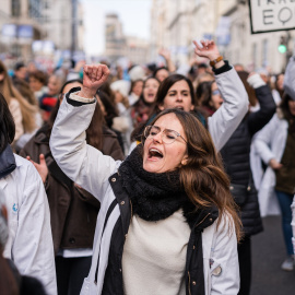 Varios sanitarios participan en una manifestación de facultativos hospitalarios en su primera jornada de huelga, en la Gran Vía, a 1 de marzo de 2023, en Madrid (España). Los facultativos de hospitales del Servicio Madrileño de Salud (Sermas) han inic