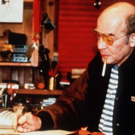 Hunter. S. Thompson, periodista y escritor, en su cabaña Owl Farm en Aspen, Colorado, en 1998 (Neale Haynes/Shutterstock)