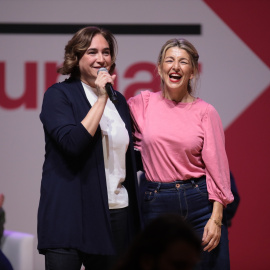 La vicepresidenta segunda y ministra de Trabajo y Economía Social, Yolanda Díaz, y la alcaldesa de Barcelona, Ada Colau, intervienen en un acto de SUMAR, a 14 de enero de 2023, en Barcelona, Catalunya (España). Foto: Kike Rincón / Europa Press