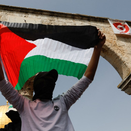  Un manifestante porta una bandera de Palestina en la mezquita de Al Aqsa.— REUTERS/Ammar Awad
