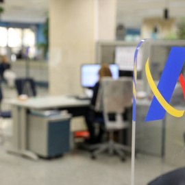 Una empleada trabaja en una oficina de la Agencia Tributaria un día antes de que dé comienzo el inicio por internet de la Campaña de la Renta 2021, en una oficina de la Agencia Tributaria, a 5 de abril de 2022, en Madrid (España). Foto: Marta Fernánd