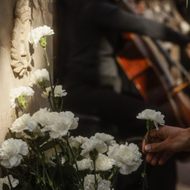 Una persona pone una flor en la lápida en memoria del profesor Manuel Broseta con motivo del XXXI aniversario de su asesinato, a 13 de enero de 2023, en Valencia, Comunidad Valenciana (España). Foto: Rober Solsona / Europa Press