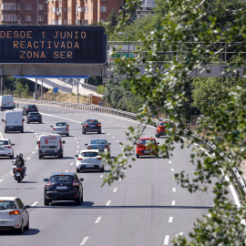 Varios vehículos circulan por la M-30 en Madrid./ Emilio Naranjo (EFE)