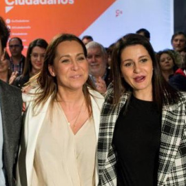 La candidata de Cs a la Xunta, Beatriz Pino (centro), junto a la líder de la formación, Inés Arrimadas, y el eurodiputado Adrián Vázquez el pasado mes de marzo en Orense. EFE