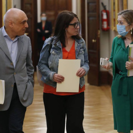 La portavoz del PP en la Comisión de Reconstrucción del Congreso, Ana Pastor (d), el secretario general del grupo parlamentario, Rafael Simancas (i), y la portavoz socialista en el Congreso, Adriana Lastra (c), a la salida de una reunión de la Junta de