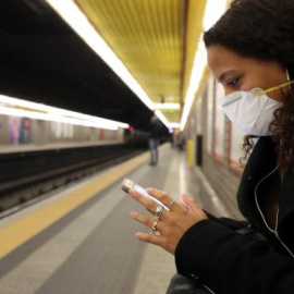 Una joven con mascarilla en el metro de Milán, Italia. EFE/MATTEO BAZZI