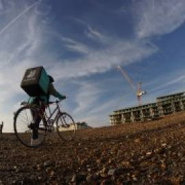 UGT denuncia a Deliveroo, Glovo Uber Eats y Stuart por "relación laboral encubierta"