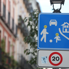  Señal que indica la limitación de la circulación a 20 km/h en una calle de Madrid el mismo día en que entra en vigor la obligación de ir a dicha velocidad por las vías urbanas de España, a 11 de mayo de 2021, en Madrid, (España). Foto: Cézaro De