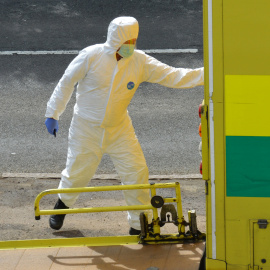 Imagen de un paramédico con una mascarilla en Cheshunt, Reino Unido. REUTERS