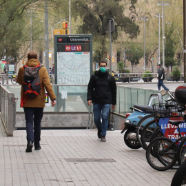 Una persona amb mascareta sortint de la boca de metro de plaça Universitat en plena onada de coronavirus a Barcelona. AINA MARTÍ / ACN