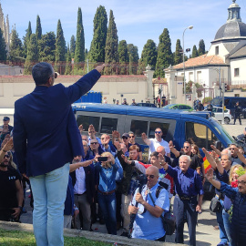  Manuel Andrino, líder de Falange, da un improvisado mitin.- MANUEL ANDRINO