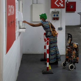 Una dona recull el seu lot de menjar al magatzem de la Creu Roja a Mataró (Barcelona), on han passat d'atendre 2010 usuaris el 31 de gener, als 4.069 usuaris que atenen ara, quan es compleixen 67 dies de l'estat d'alarma decretat pel Govern espanyol per 