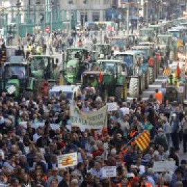 Miles de tractores y agricultores se echan a la calle pidiendo precios justos