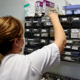 Personal sanitario trabaja en Urgencias del Centro de Salud de Fraga (Huesca), este miércoles. Las comarcas de La Litera, Bajo Cinca, Cinca Medio y Bajo Aragón Caspe están afectadas por las medidas especiales en materia de salud pública para la conten