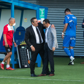 Sandoval (Fuenlabrada) y Oltra (Racing) en un abrazo durante el último partido del Fuenlabrada. / EUROPA PRESS
