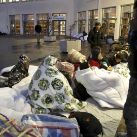 Unos refugiados duermen frente al centro de inmigración de Suecia situado en Malmö. REUTERS/Archivo