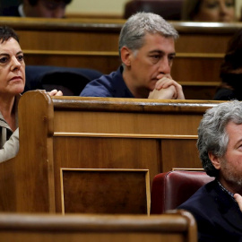 Los diputados de Bildu, Mertxe Aizpurua (i) y Oskar Matute (c), junto al diputado de Unidas Podemos Juan López de Uralde (d). EFE