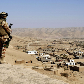 Un soldado del ejército español vigila los alrededores de la base española de Qala i Naw, en Afganistán. /EFE