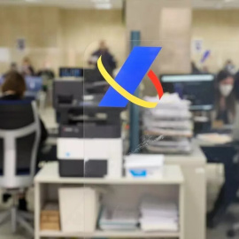 Varios empleados trabajan en una oficina de la Agencia Tributaria. Foto: Marta Fernández / EFE