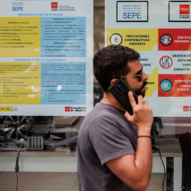 Una transeúnte pasa frente a la puerta de la oficina del SEPE de la calle O'Donell, a 4 de mayo de 2023, en Madrid (España). - Europa Press