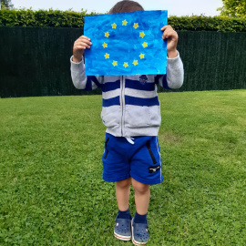 Madalina Sarb sostiene una bandera de la Unión Europea.