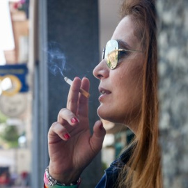 Mujer fumando cigarrillo. Ricardo Rubio / Europa Press