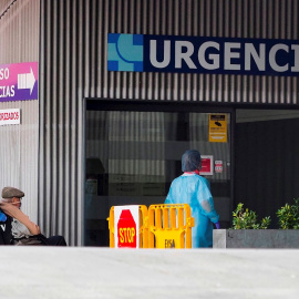 Un hombre en silla de ruedas accede a las Urgencias del Hospital Clínico de Valladolid, en una imagen de archivo. EFE/ R. García