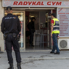 Efectivos de la Policía Nacional registran desde primera hora de esta mañana distintos gimnasios Palma y Calvià (Mallorca), en una gran operación contra el tráfico de anabolizantes.EFE/Cati Cladera