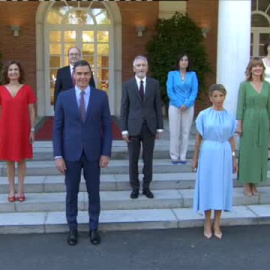 Foto de familia del nuevo Gobierno tras la remodelación de Sánchez