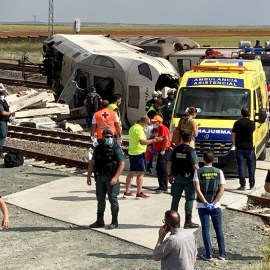 02/06/2020.- Efectivos sanitarios y de la Guardia Civil acuden al lugar donde la locomotora de un tren Alvia que realiza la ruta Ferrol-Madrid ha descarrilado a su paso por la localidad zamorana de Hiniesta, al arrollar a un vehículo cuyo conductor ha fa