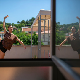 La ballarina Stanislava Pinčeková va aprofitar el confinament per entrenar-se a casa. Laia Ros