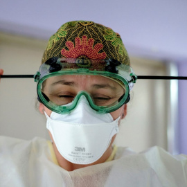 El personal de la planta 8 del Complejo Hospitalario Universitario Insular-Materno de Gran Canaria, que se dedica exclusivamente a los pacientes con coronavirus menos graves, se prepara para acceder a las habitaciones de estos y darles la medicación. EFE